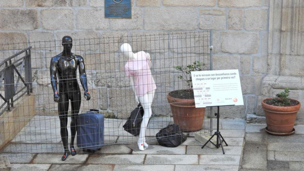 Dos maniquíes a la puerta de la iglesia  | FERNANDO CASANOVA