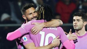 Olivier Giroud se abraza con Rafael Leao en la celebración del primer gol