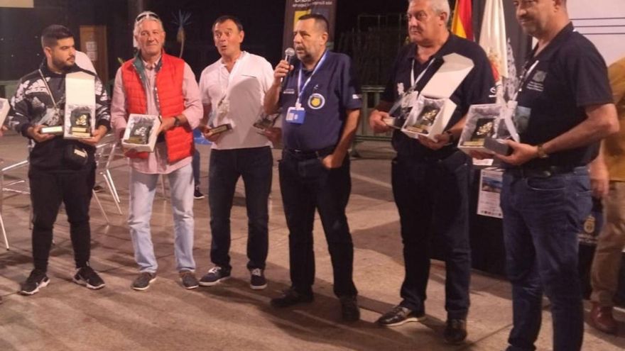 Las parejas campeonas del Nacional reciben sus trofeos, en el acto final con la presentación de José Miguel Santana. | | LP/DLP