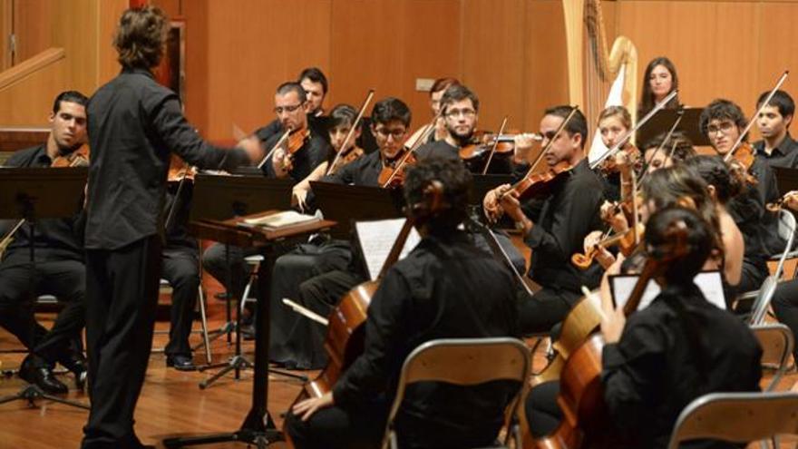 Un momento del concierto de la Orquesta del Conservatorio, ayer. | j. c. guerra