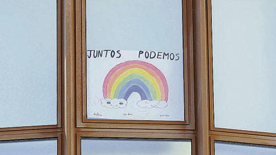 Un cartel de ánimo nunha fiestra durante o confinamento.