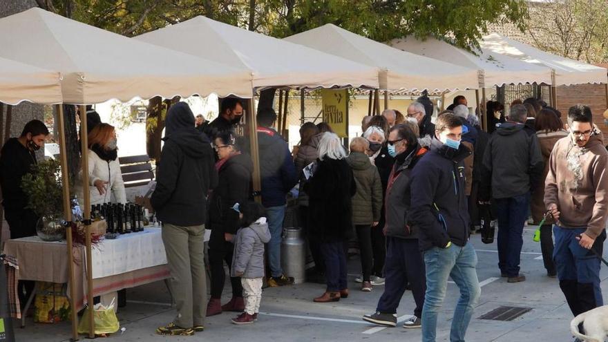 Ambient al Mercat de l’Oli de Cabrianes, que ahir va celebrar la segona edició  | JOSEP GUITART