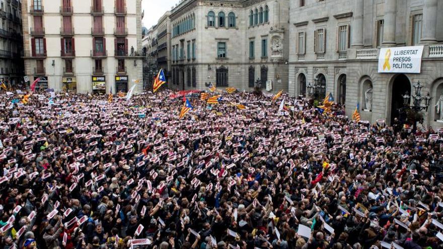 La plaça Sant Jaume s&#039;omple per reclamar la llibertat dels empresonats