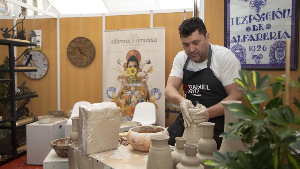 Un alfarero de La Rambla trabaja en el torno.