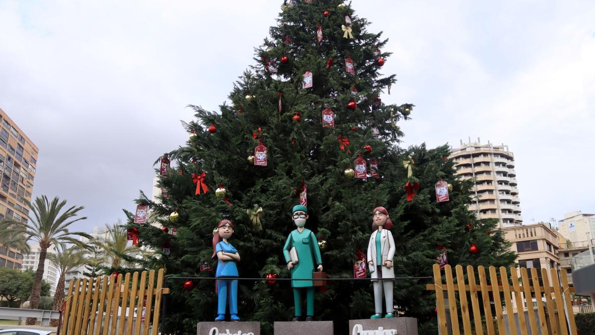 Benidorm dedica el árbol de Navidad del Ayuntamiento a los sanitarios.