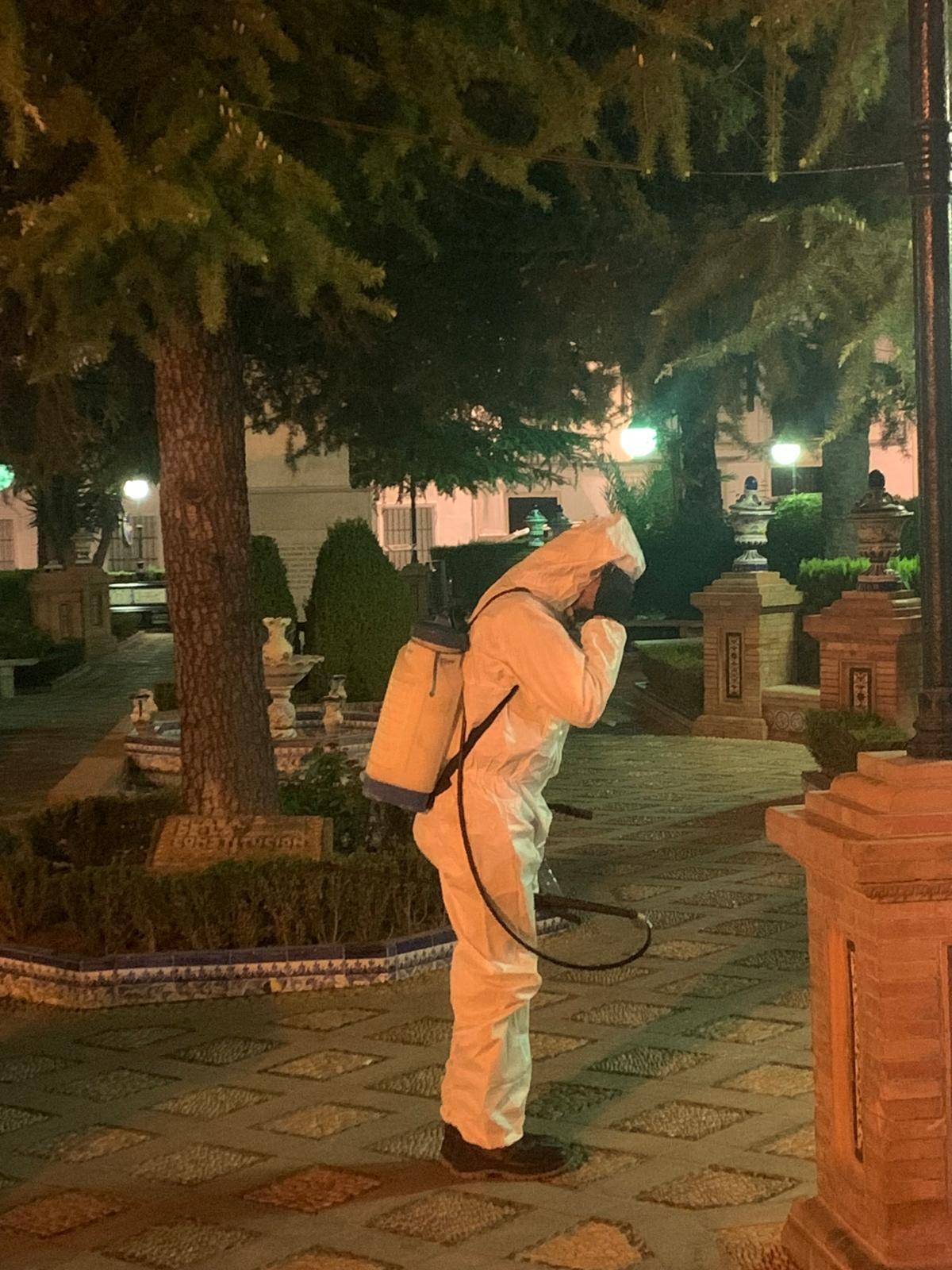 Un operario en el inicio de la fumigación contra el mosquito del virus del Nilo en La Rambla.