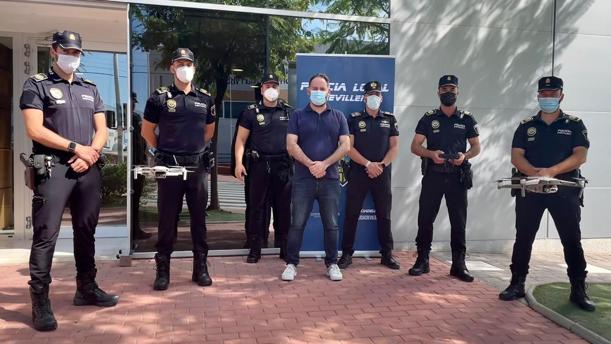 Entrega de los títulos acreditativos de los cinco agentes que conforman la Unidad de Drones de Crevillent