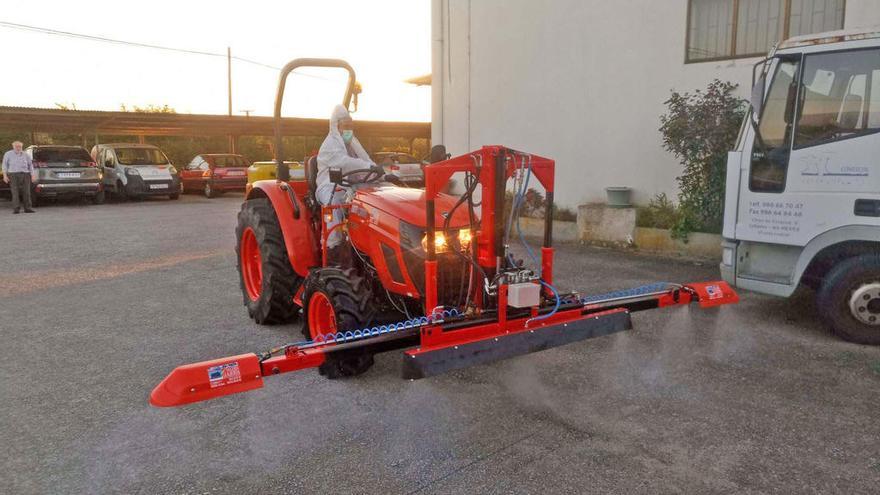 Tractor con el que se realizan las labores de desinfección. // D.P.