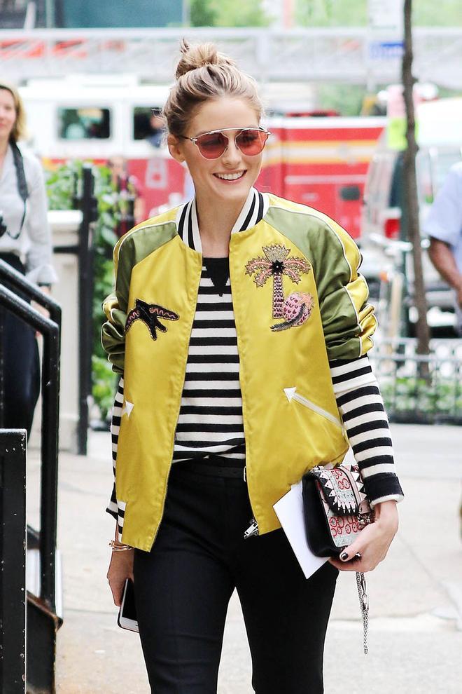 Olivia Palermo y su bomber satinada en NY