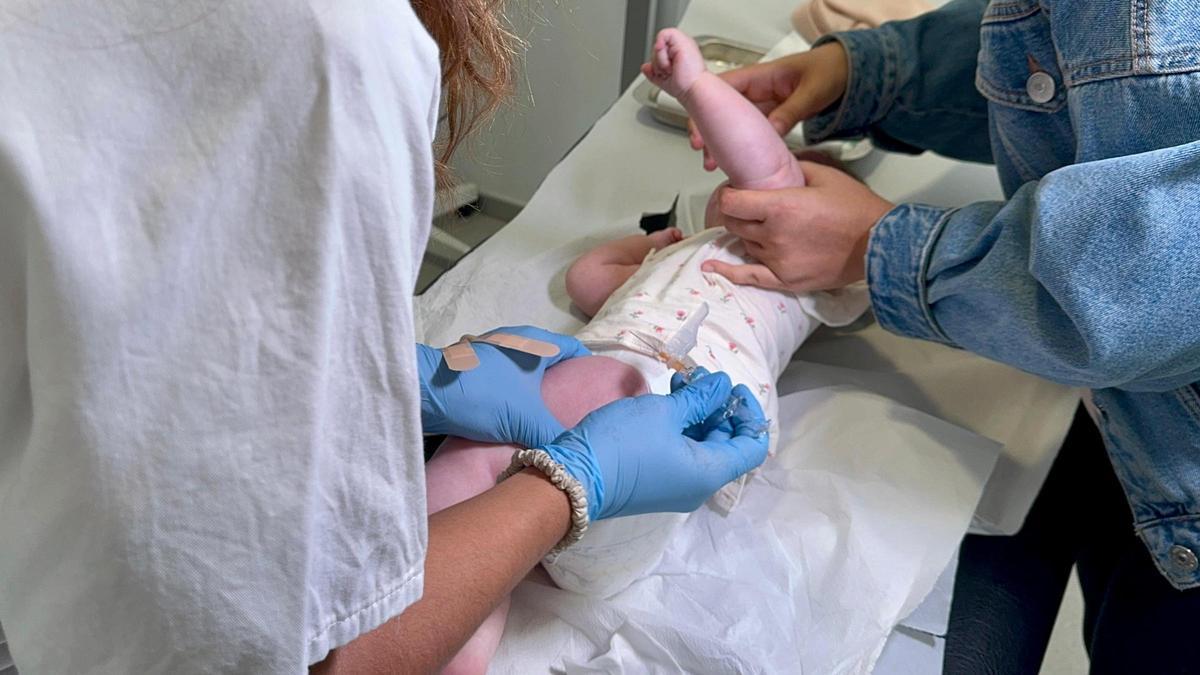 Una bebé recibiendo la vacuna en el centro de salud de Palmanova.