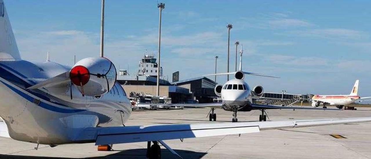 Aviones privados y comerciales, en el aeropuerto de Asturias durante una pasada edición de los premios &quot;Princesa de Asturias&quot;.