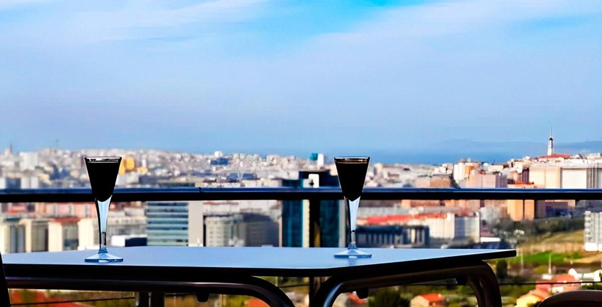 Las vistas desde esta terraza oculta de la ciudad, con el 'skyline' de A Coruña al fondo.