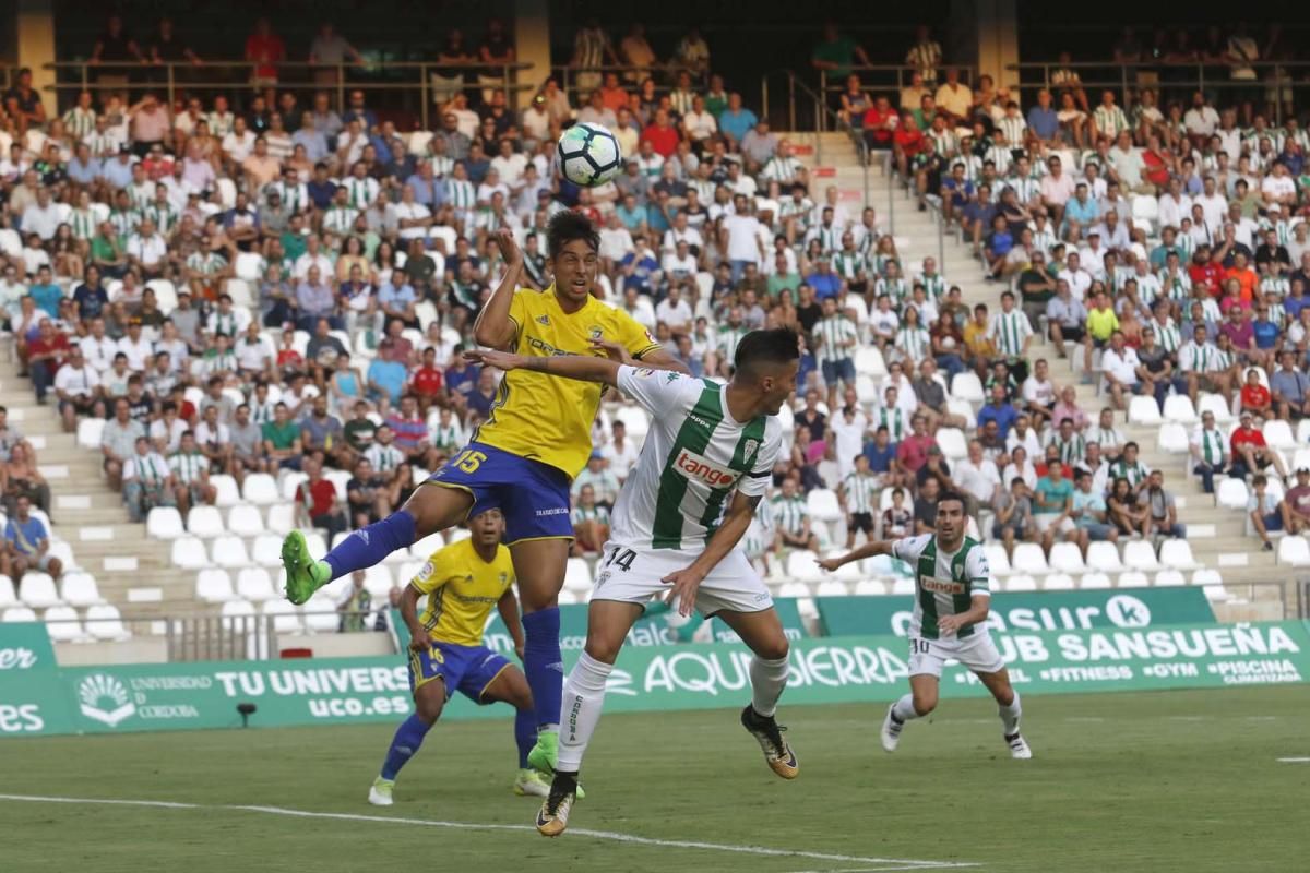 El Córdoba CF inicia la temporada con derrota ante el Cádiz.