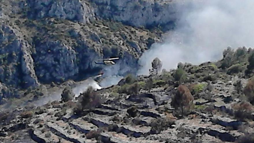 Helicópteros trabajan en la zona para sofocar las llamas.