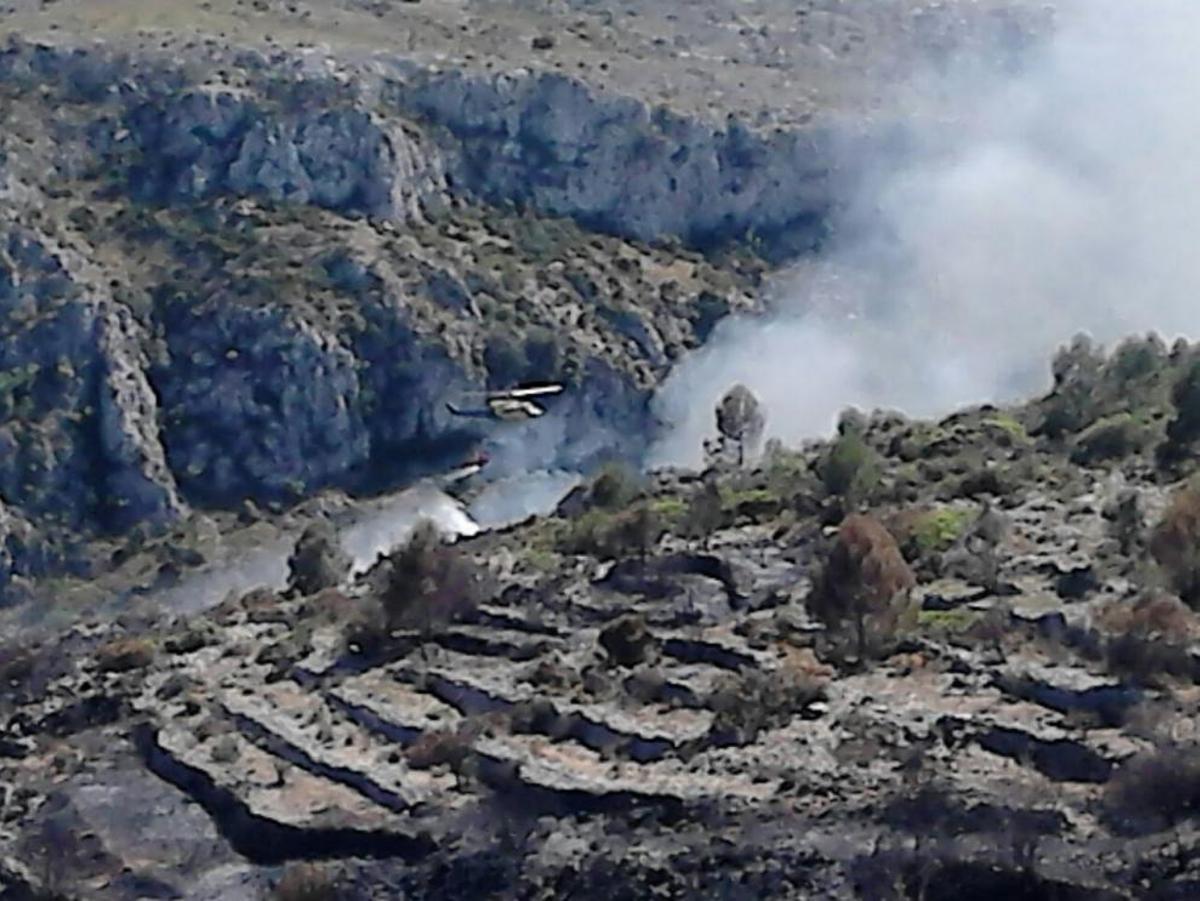 Helicópteros trabajan en la zona para sofocar las llamas.