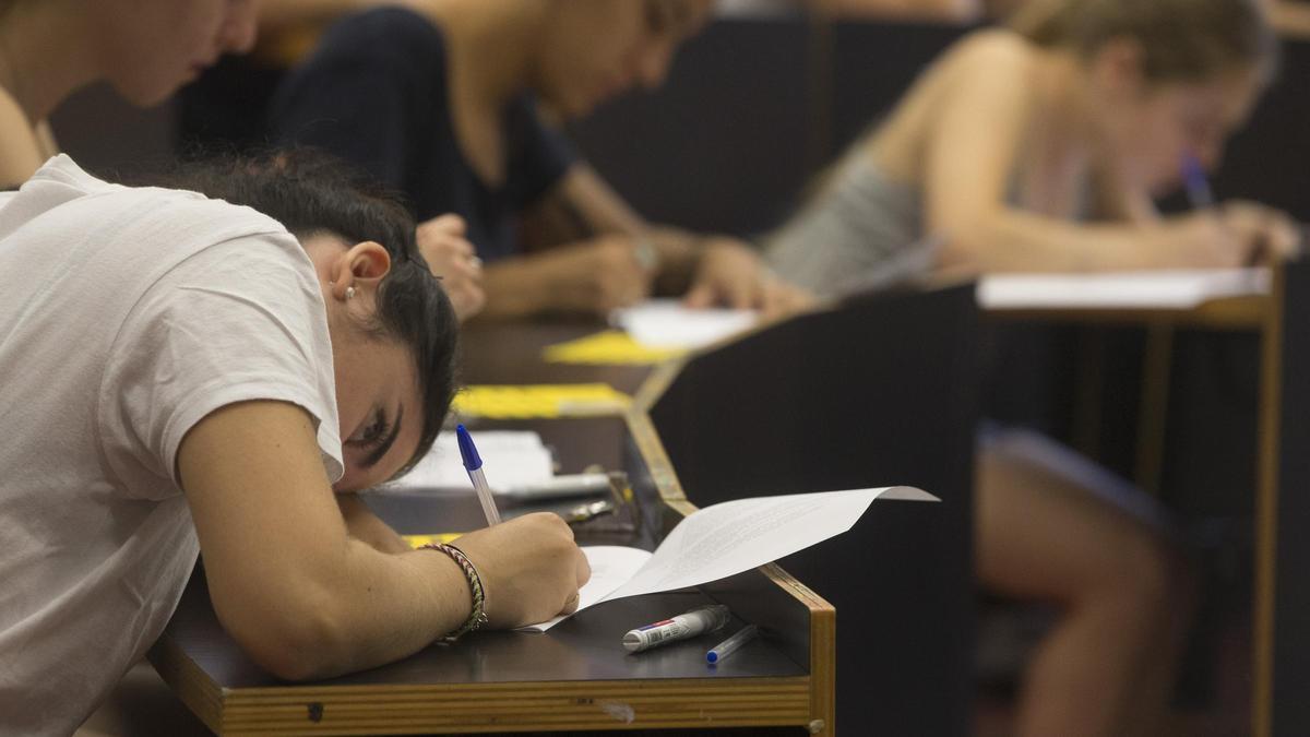 Una alumna de ESO, en un examen.
