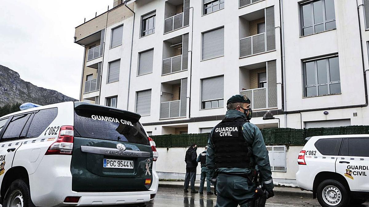 Agentes de la Guardia Civil, en las inmediaciones de la vivienda donde se produjo la agresión.| Julián Rus