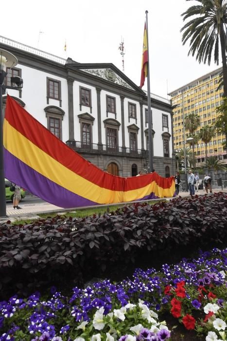 17-07-19 CANARIAS Y ECONOMIA. PARQUE DE SAN TELMO. LAS PALMAS DE GRAN CANARIA. Manifestacion, concentracion y despliegue de la bandera republicana delante del Palacio Militar. Fotos: Juan Castro.  | 17/07/2019 | Fotógrafo: Juan Carlos Castro