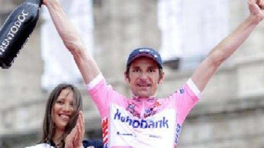 Menchov se proclama ganador del Giro pese a un gran susto en los últimos metros de la crono final