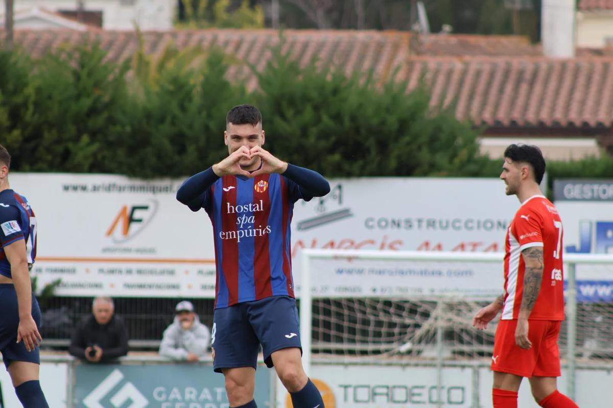 Adri Expósito celebra un dels tres gols que va fer al Vic diumenge