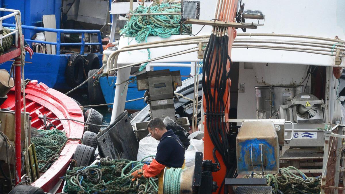 Bateeiros trabajando a bordo en un barco en Moaña.