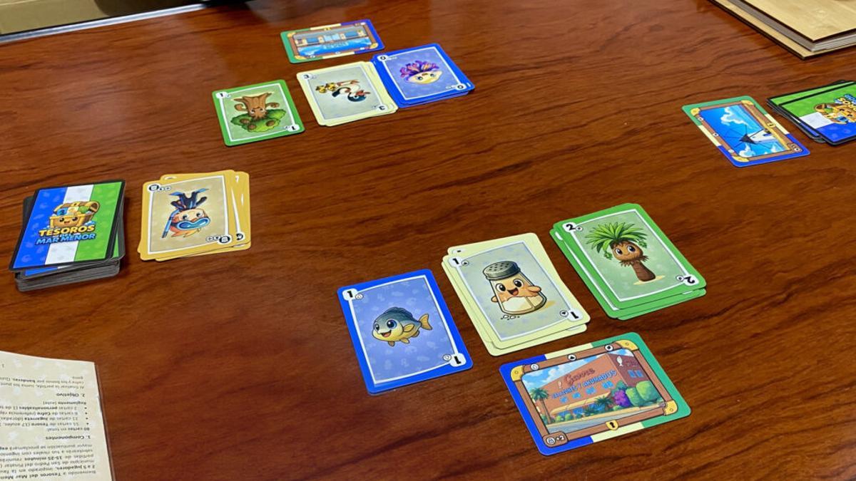 Las cartas están protagonizadas por algunos de los lugares, símbolos y figuras más reconocibles del entorno del Mar Menor