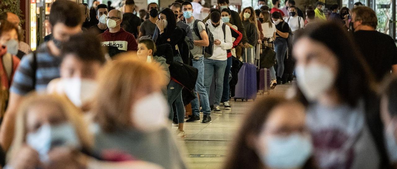 Pasajeros en el Aeropuerto de Los Rodeos