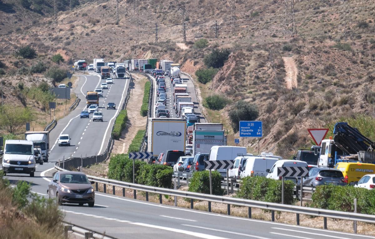 Tramo más saturado de la A-31 entre Petrer y Novelda, con una de las calzadas colapsadas por un accidente.