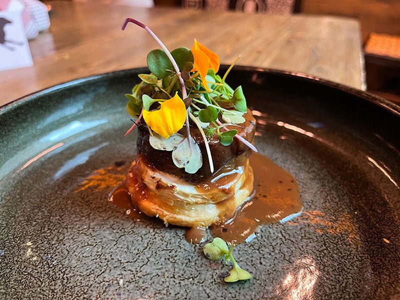 Tatín de cuello de cordero y apio nabo, parte del menú degustación del cordero Segureño IGP.