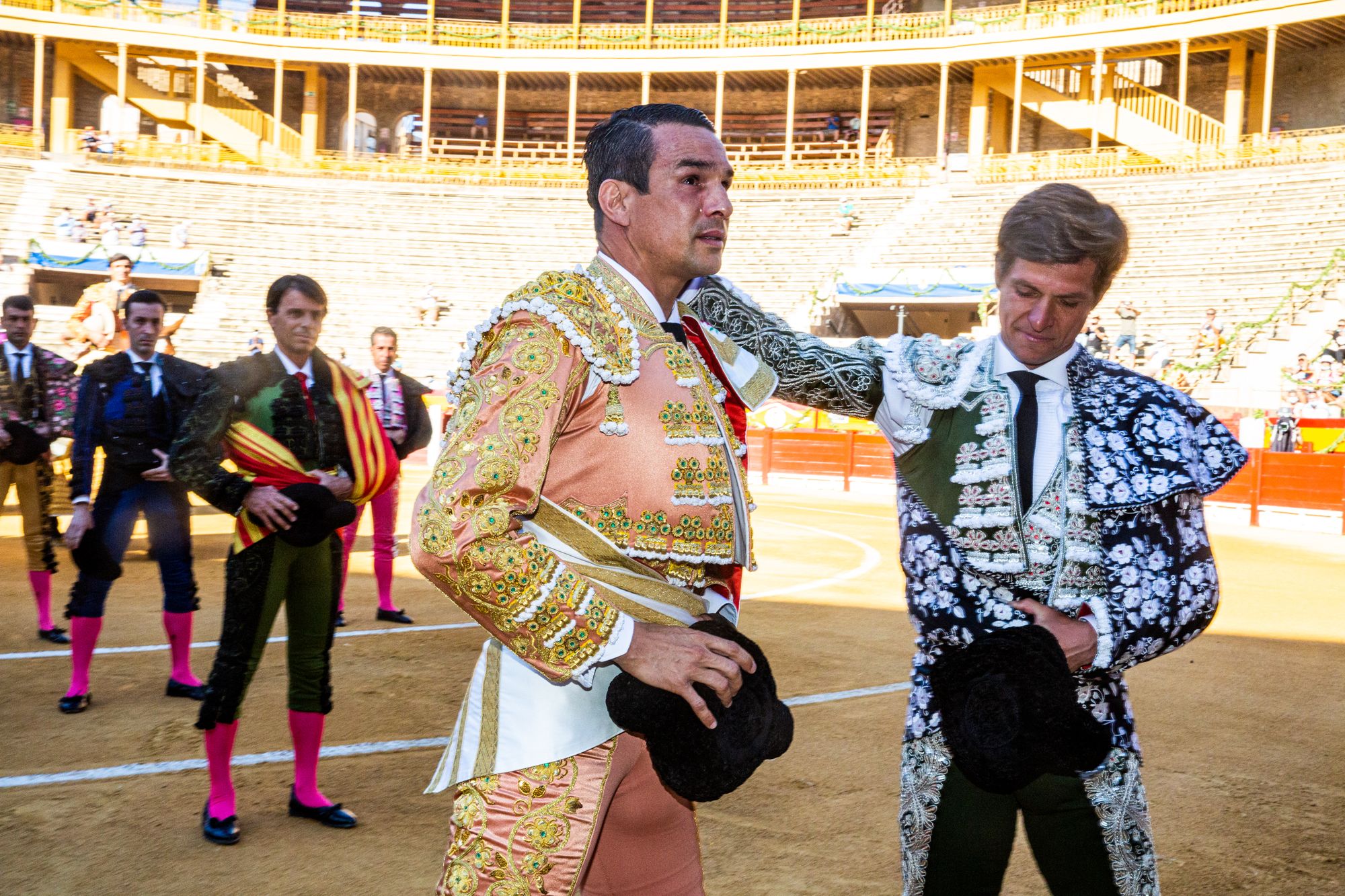 El Juli y Manzanares salen a hombros en la primera tarde de homenaje al maestro de Alicante