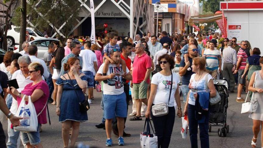 Público en el recinto ferial durante una de las jornadas multitudinarias del certamen.