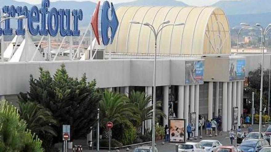 Imatge de l&#039;hipermercat Carrefour dels Trullols de Manresa, on s&#039;ha plantejat una ampliació