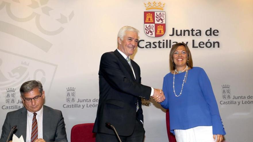 La consejera de Agricultura, Milagros Marcos, y el presidente de Agroseguro, Ignacio Machetti, en la firma del convenio de colaboración el pasado otoño