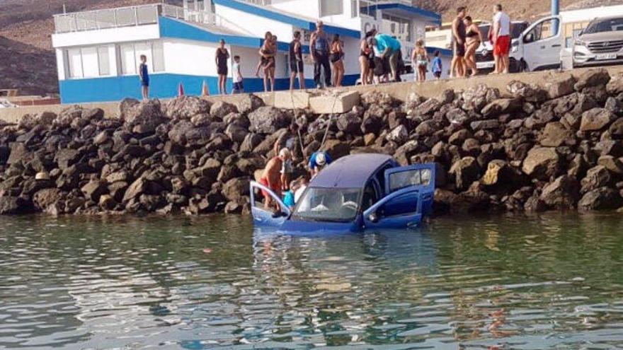 El vehículo en el que viajaban los dos detenidos, ya en el agua.