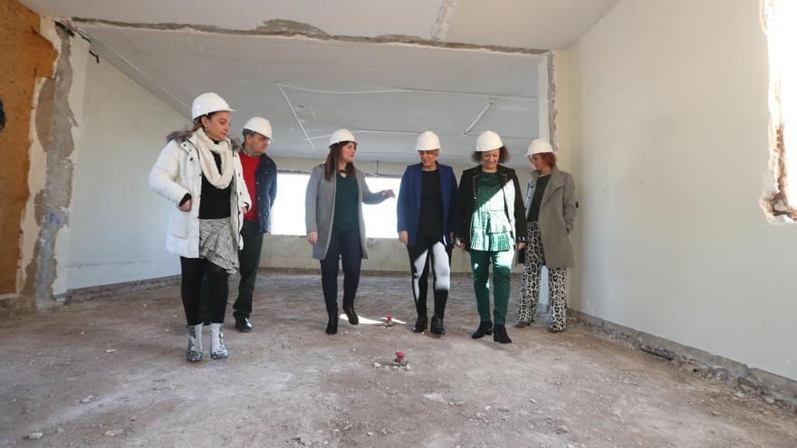 Esperanza Moreno, Noelia Arroyo y Yolanda Muñoz, durante su visita al edificio Lazareto.