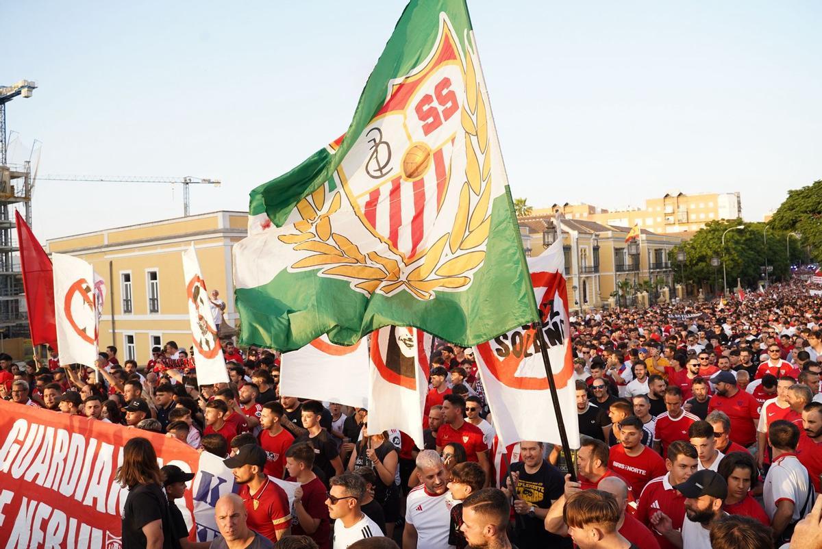 Miles de sevillistas participaron en la protesta convocada para reclamar cambios en la directiva del club. Miles de sevillistas participaron en la protesta convocada para reclamar cambios en la directiva del club.