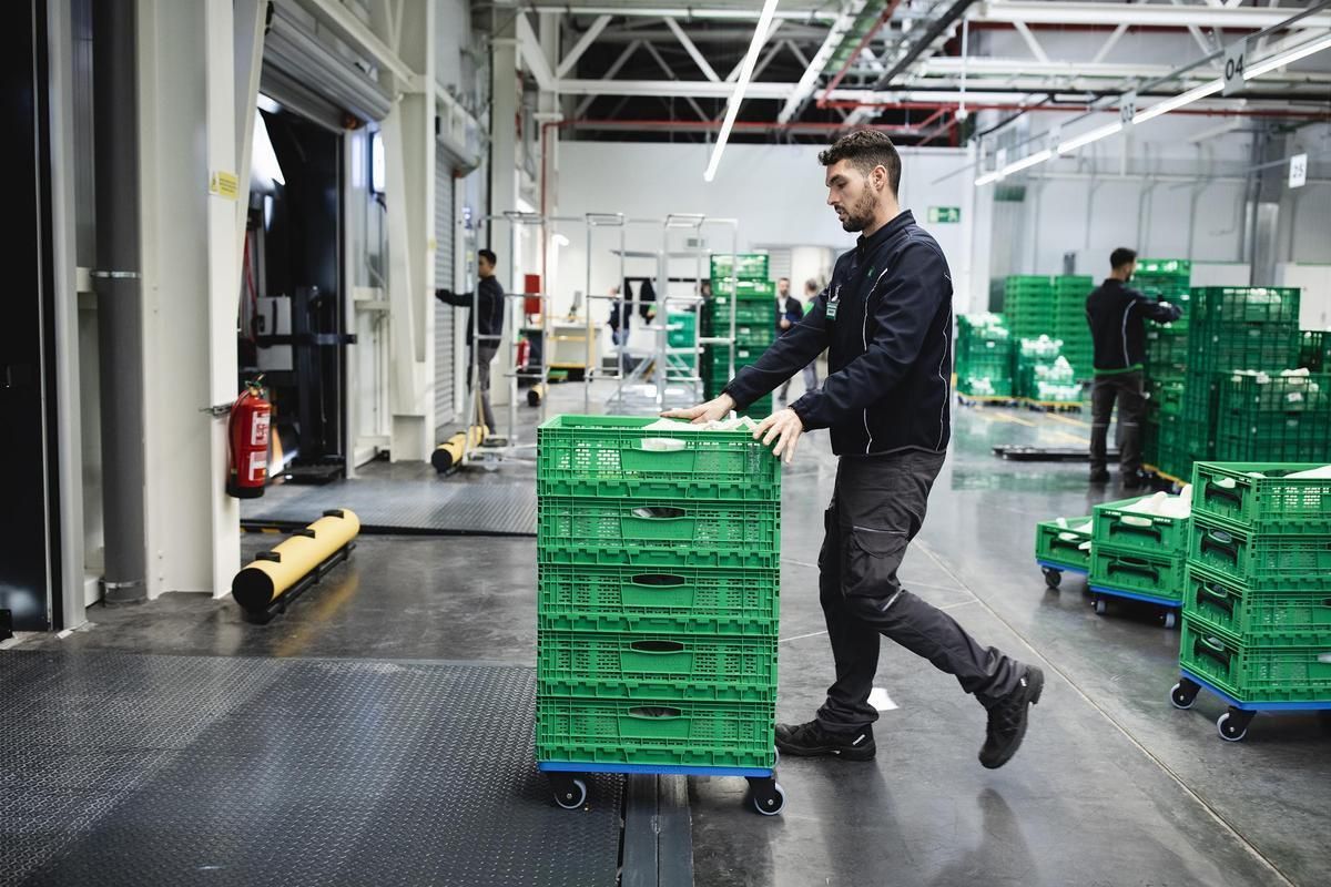 Un trabajador de Mercadona preparando pedidos online.