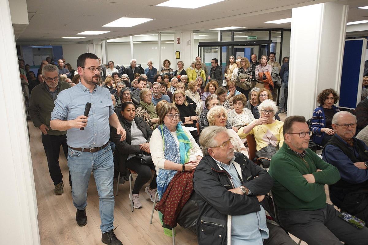 El local social de l’Eixample es va omplir de veïns durant la trobada amb l’alcalde.