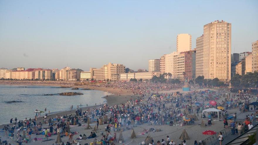 La playa de Riazor, abarrotada en San Juan.