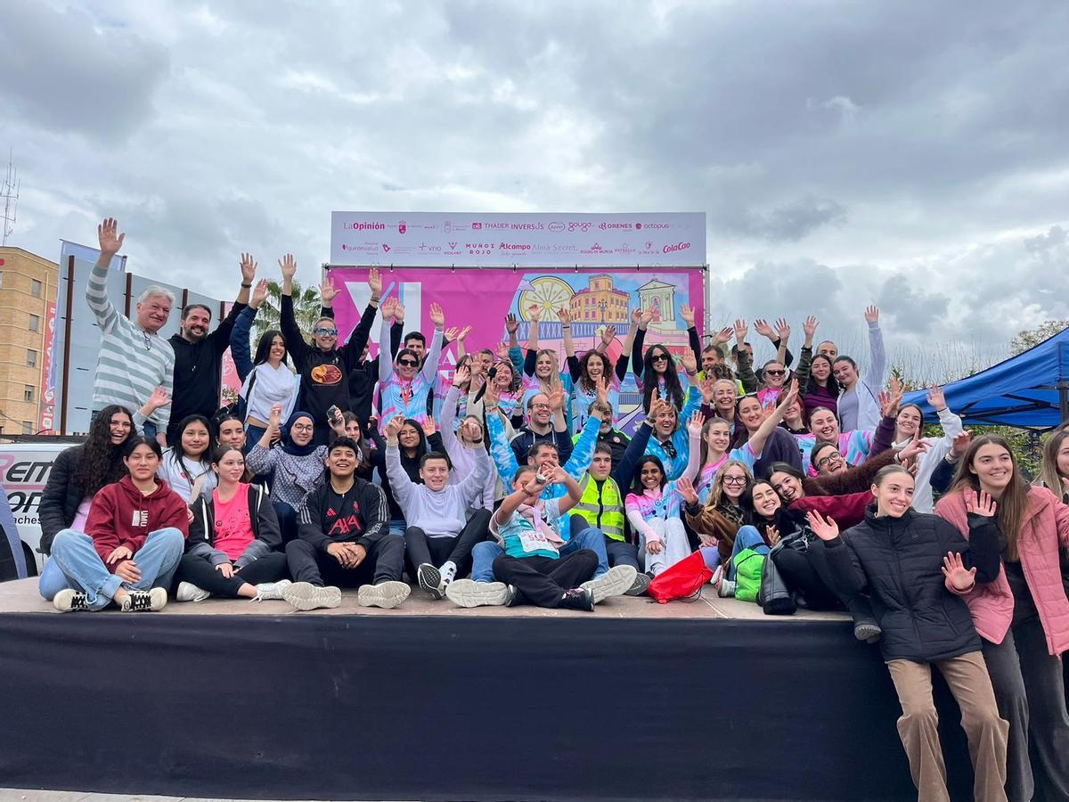 Voluntarios de la UMU junto al equipo organizador de la Carrera de la Mujer