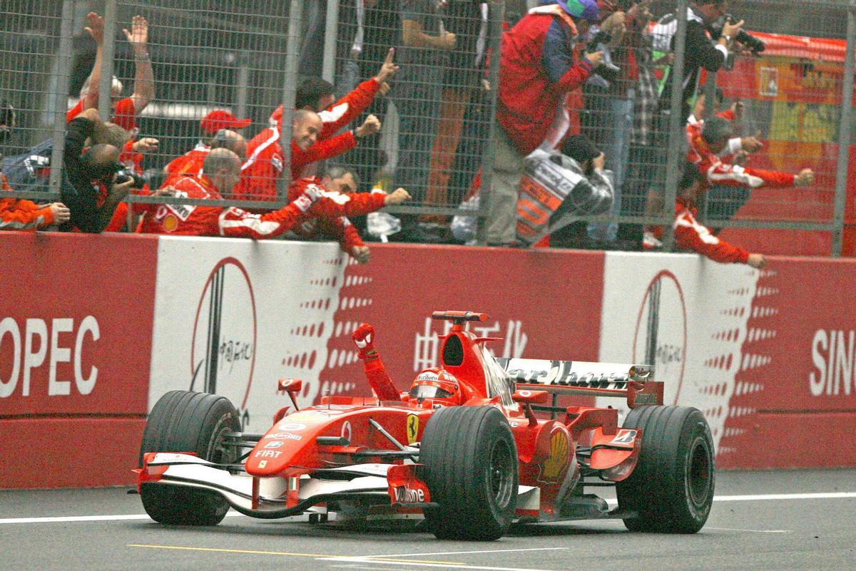 SHA26. Shangai (China), 1/10/2006.- El piloto alemán de Fórmula Uno, Michael Schumacher, de la escudería Ferrari, celebra su victoria al finalizar el Gran Premio de China, en el circuito de Shangai hoy 1 de octubre. El español Fernando Alonso, de la escudería Reault, quedó en segundo puesto. EFE/Diego Azubal. michael schumacher. ferrari. gp china 2006. deportiva euforia meta 2006 ganador. circuito shanghai