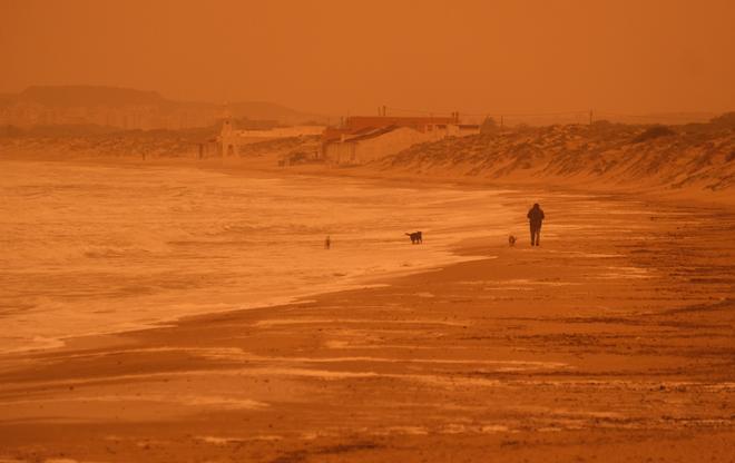 El polvo del Sáhara cubre los cielos de naranja