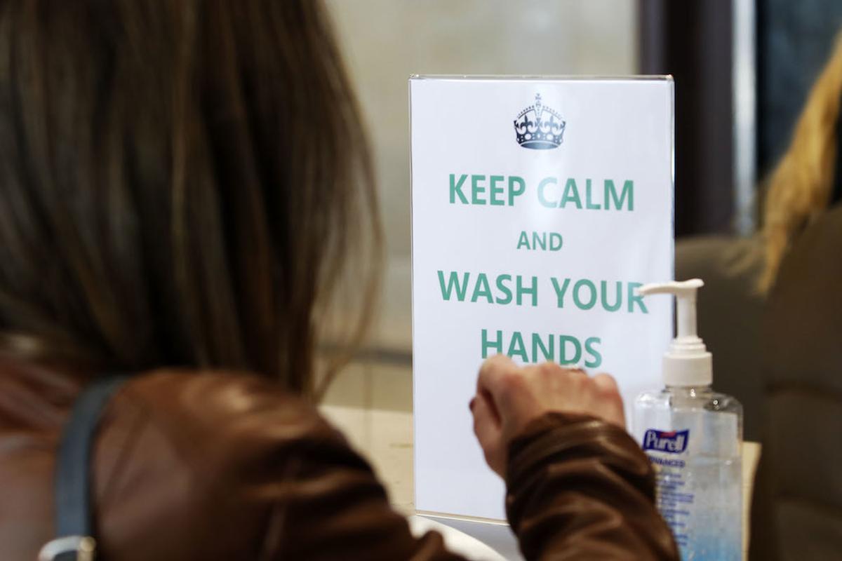 Miden la temperatura a los asistentes a un foro en Málaga por el coronavirus