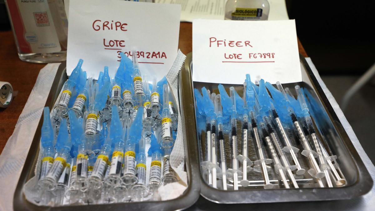 Doble vacunación en un centro de salud de València: la tercera dosis de covid y la vacuna de gripe.