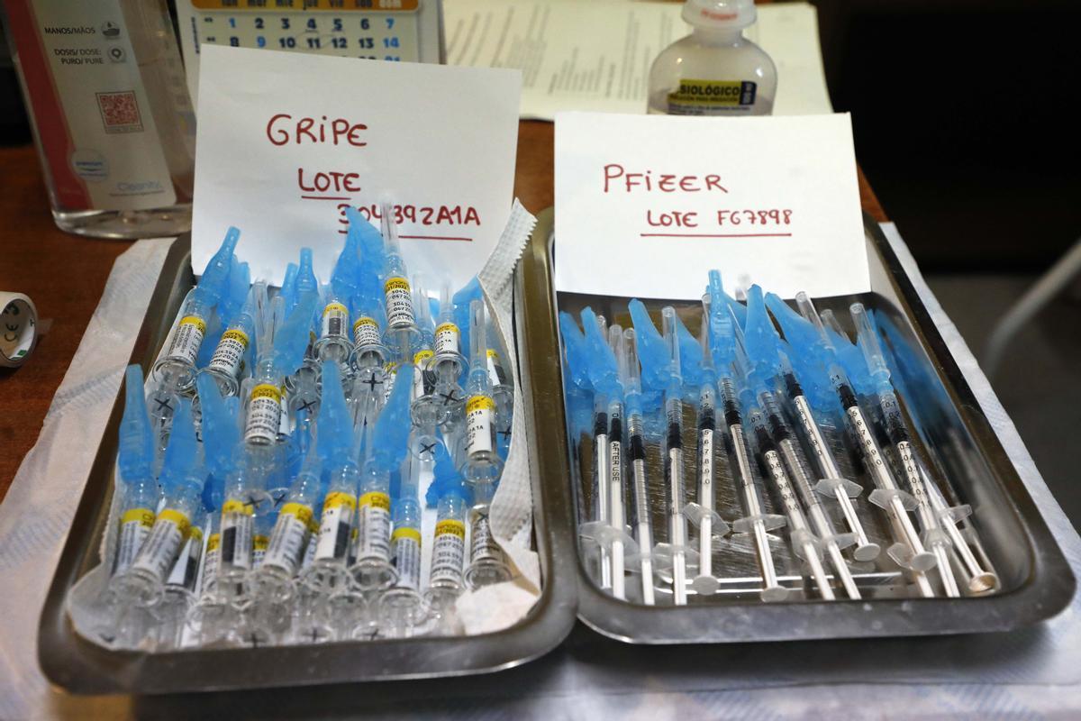 Doble vacunación en un centro de salud de València: la tercera dosis de covid y la vacuna de gripe.