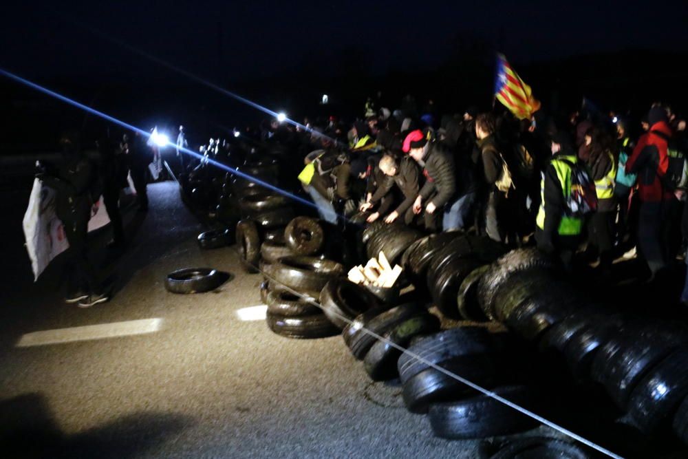 Pneumàtics tallant l'AP-7 a Girona