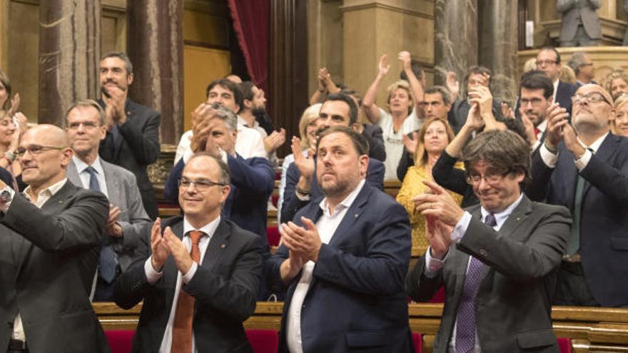 El Parlament aprova la llei de transitorietat tot i la suspensió del Tribunal Constitucional