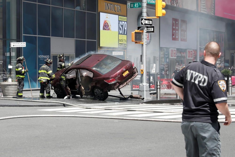 Un coche atropella a una multitud en Times Square