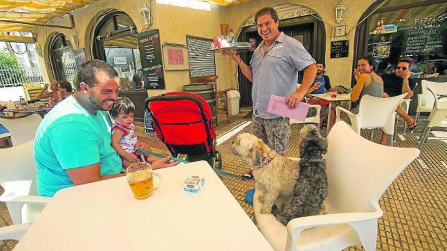 Unos clientes con sus dos perros en uno de los establecimientos de El Campello.