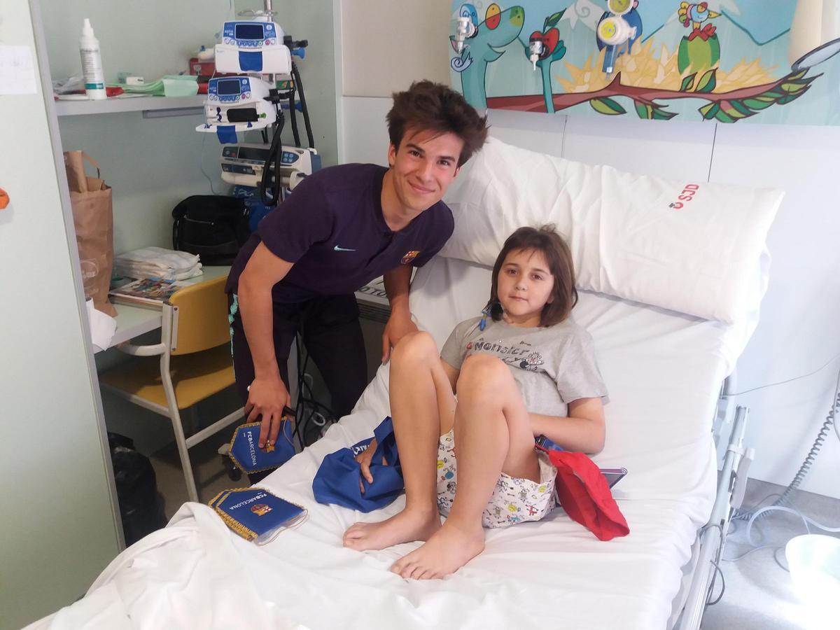 Marta Gual, una niña que sufrió dos cánceres y falleció con 10 años, junto con el jugador del FC Barcelona Ricky Puig, cuando jugaba con el B.